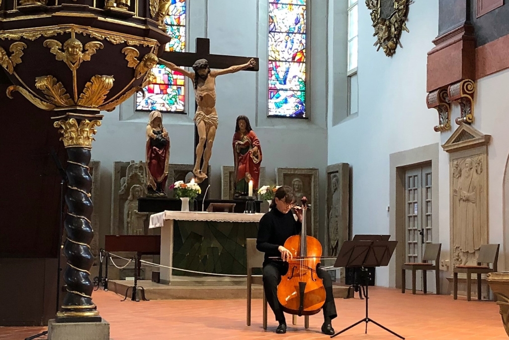 Petra Köhs am Barockcello in der Georgenkirche zu Eisenach