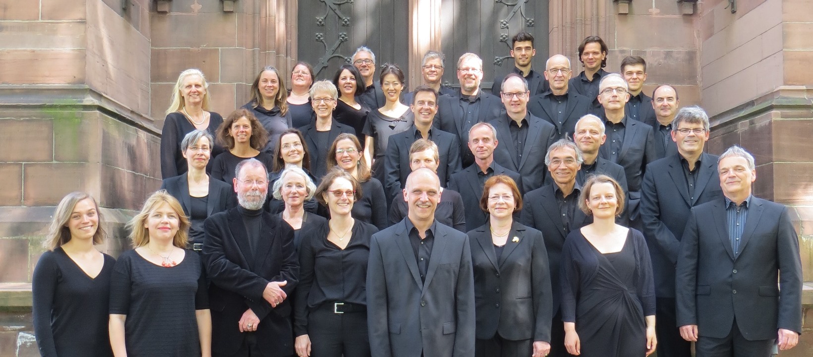 Der Kurt-Thomas-Kammerchor vor dem Portal der Dreikönigskirche Frankfurt am Main - Mai 2017