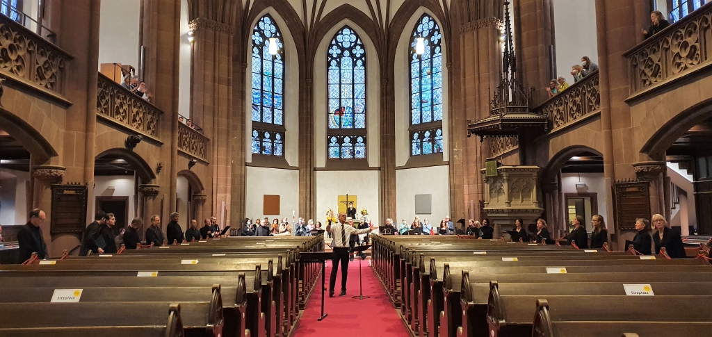 Herzlicher Applaus nach dem 1. Chorkonzert in der Dreikönigskirche nach dem Corona-Shutdown mit den erforderlichen Abstandsgeboten ...  