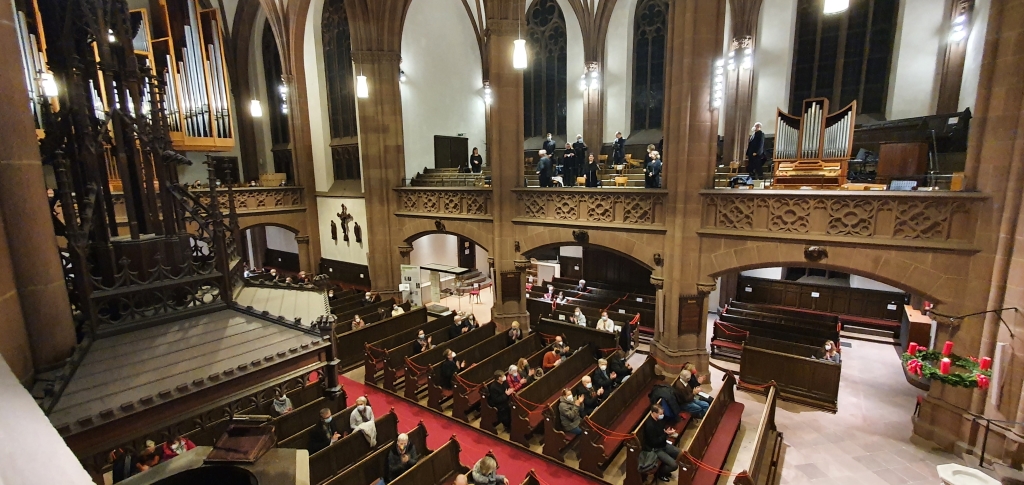 A-cappella-Chormusik mit dem Kurt-Thomas-Kammerchor zum 1. Adventssonntag 2021 in der Dreikönigskirche - Abstandsgebote aufgrund der Corona-Pandemie beim Chor und dem Auditorium.