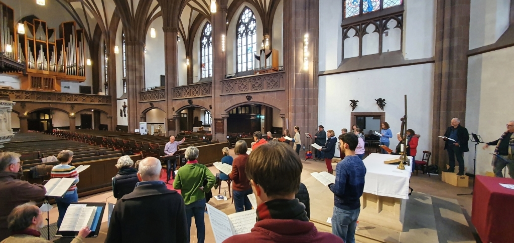 Erste Probe - nach Corona-Beschränkungen - wieder aus dem Altarraum der Dreikönigskirche zum Chorkonzert zu Palmarum 2022 - wenngleich noch mit größeren Abständen
